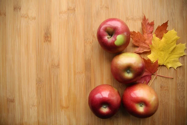 แอปเป แดงสดบนพ นหล งไม — ภาพถ่ายสต็อก