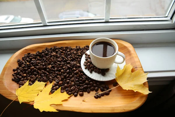 Una Tazza Caffè Con Chicchi Caffè Piatto Legno Sul Davanzale — Foto Stock