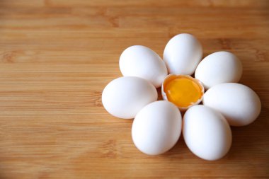 yumurta sarısı merkezi ile bir papatya şeklinde katlanmış