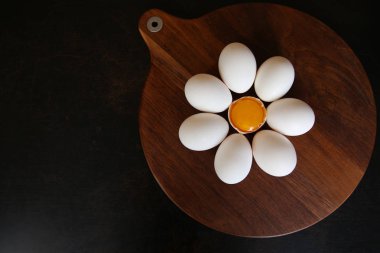 yumurta sarısı koyu ahşap arka plan üzerinde bir çiçek içine katlanmış merkezi ile
