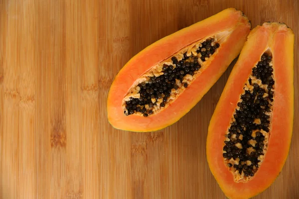 Papaya Sobre Fondo Madera — Foto de Stock