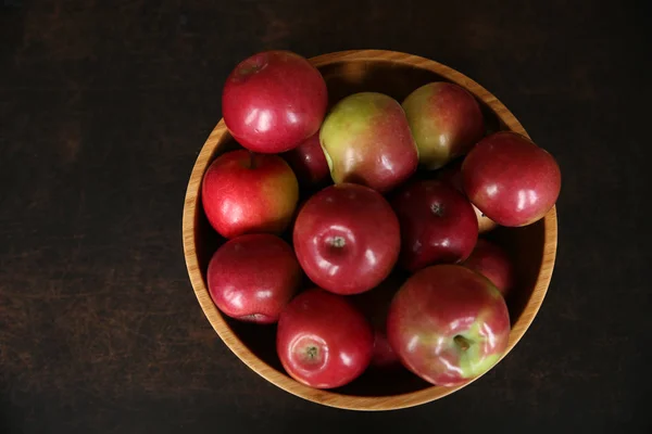 Red Fresh Apples Wooden Bowl Brawn Wooden Table Top View — Stock Photo, Image