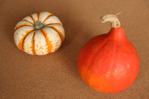 Dos Calabazas Frescas Sobre Una Mesa Madera —  Fotos de Stock