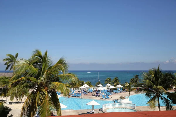 Playa Tropical Con Vistas Mar Azul Cielo Azul Palmeras — Foto de Stock