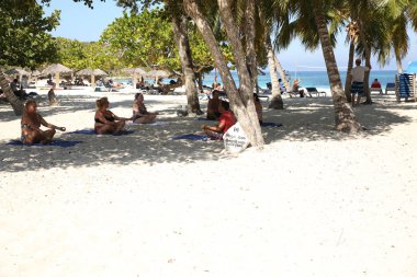 Holguin, Küba - 11.27.2018 Yoga palmiye ağaçları altında beyaz kum plaj üzerinde