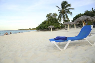 tembel Karayip tropik bir plajda blu havlu ile