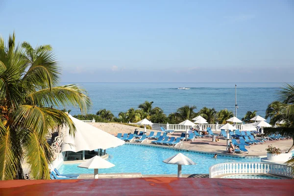 Playa Tropical Con Palmeras Alrededor Piscina Con Vistas Océano Azul — Foto de Stock