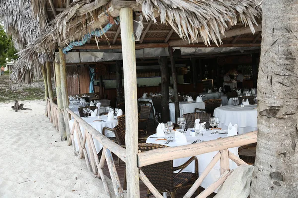 Restaurante Cabaña Una Playa Tropical Con Arena Blanca Una Mesa — Foto de Stock