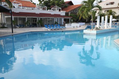 Yüzme Havuzu daki tropikal mavi su ile