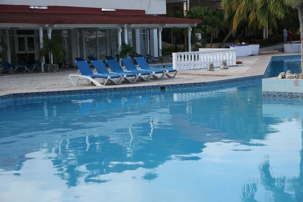 Piscina Con Agua Azul Hotel Tropical —  Fotos de Stock