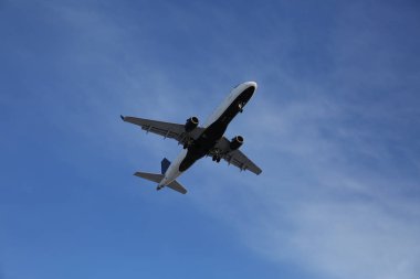  uçağın içinde metin için yer ile blu gökyüzü yakın çekim