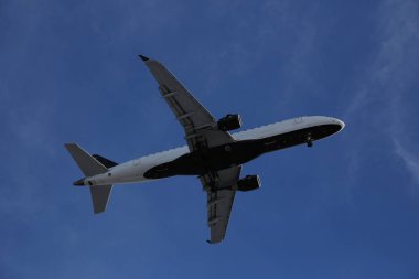  uçağın içinde metin için yer ile blu gökyüzü yakın çekim