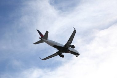 Montreal, Kanada-23.12.2018: uçak bulutlar ile blu gökyüzünde uçuyor