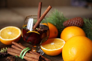 Tarçın ve baharatlar, meşe, Ladin sapı ile ahşap arka plan üzerinde mulled şarap yakın çekim