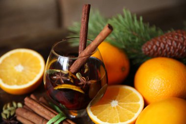 Tarçın ve baharatlar, meşe, Ladin sapı ile ahşap arka plan üzerinde mulled şarap yakın çekim