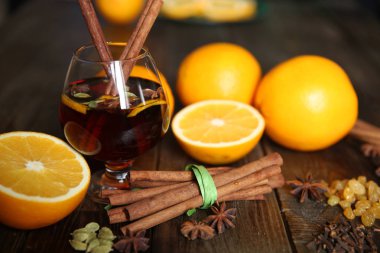 Tarçın ve baharatlar, meşe, Ladin sapı ile ahşap arka plan üzerinde mulled şarap yakın çekim