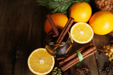 Tarçın ve baharat ahşap bir zemin üzerine iki sopa ile bir cam metin için yer ile Ladin bir şube ile mulled şarap