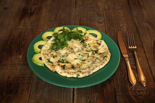 taze maydanoz ve avokado metin için yer bir ahşap rustik zemin üzerine yeşil bir plaka ile omlet