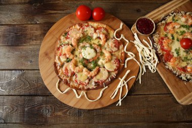 İki deniz ürünleri pizza, metin için yer bir ahşap rustik masada karides ve mozzarella peyniri