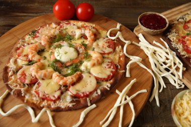 Ahşap rustik bir masada deniz ürünleri pizza, karides ve mozzarella peyniri