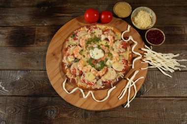 Ahşap rustik tabloya metin alanı olan deniz ürünleri pizza, karides ve mozzarella peyniri