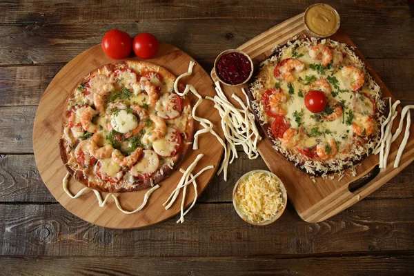 Dwie Pizze Owoce Morza Krewetki Mozzarella Sera Drewnianym Stole Rustykalny — Zdjęcie stockowe