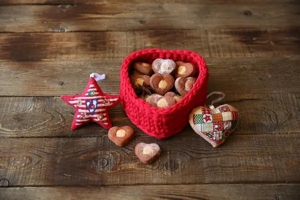 Herzförmige Plätzchen Einem Roten Herzförmigen Korb Dekorativer Stern Und Herz — Stockfoto