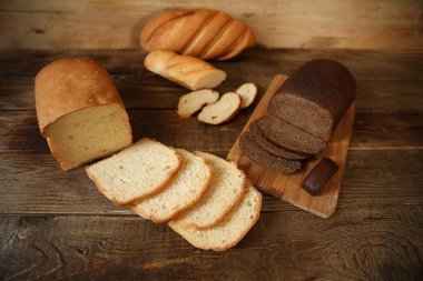  kepekli ekmek ve kopya alanı metin ile bir ahşap rustik tahtada çavdar ekmeği