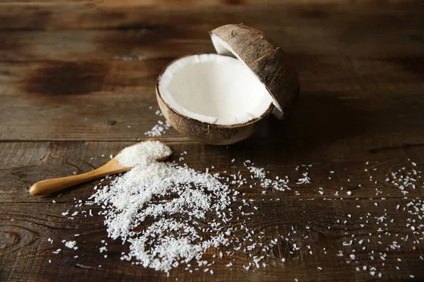 Kokosnuss Zwei Hälften Mit Holzlöffel Auf Einem Rustikalen Holztisch Für — Stockfoto