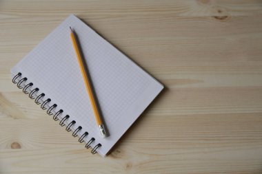 Defter ve kalem üzerinde ahşap masa lambası