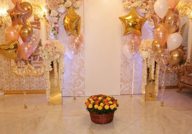 büyük güzel kopya alanı için metin ile Ziyafet odasında sepet gül buketi