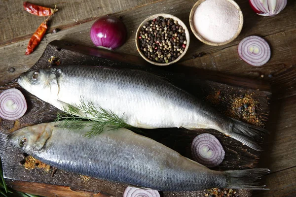 Soğan Baharat Bir Kesme Tahtası Üzerinde Taze Ringa Balığı — Stok fotoğraf