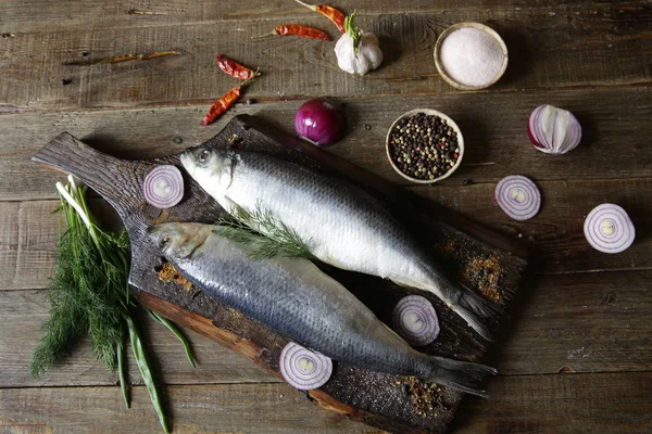 Färsk Sill Med Lök Och Kryddor Skärbräda — Stockfoto