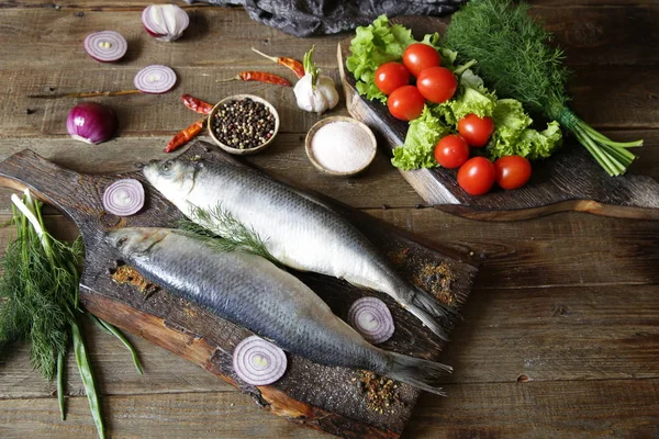 Färsk Sill Med Tomater Och Kryddor Skärbräda — Stockfoto