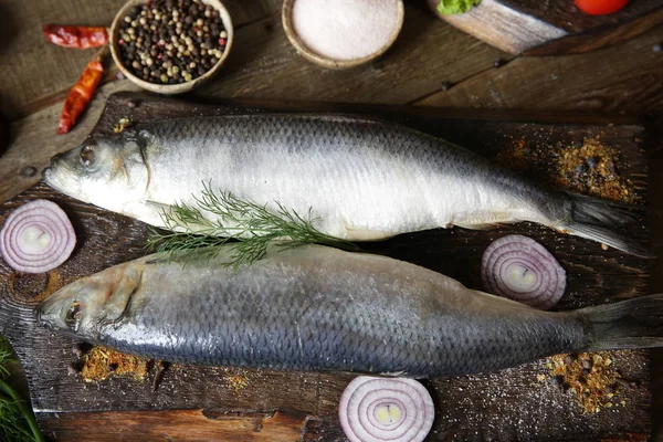 Färsk Sill Med Lök Och Kryddor Skärbräda — Stockfoto