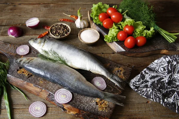 Frischer Hering Mit Tomaten Und Gewürzen Auf Einem Schneidebrett — Stockfoto