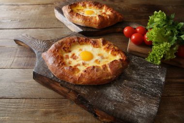 Akın kılınç ahşap tahtaları üzerinde peynir ve yumurta ile bir tekne şeklinde pişmiş ekmek olduğunu. Geleneksel Gürcü yemekleri.