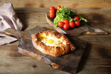 Ahmet acaroğlu geleneksel Gürcü yemekleri. Peynir ve yumurta ile doldurulmuş pişmiş ekmek.