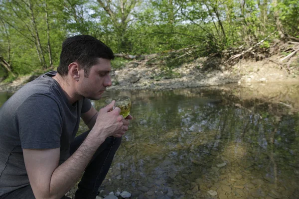 Actieve Man Drinken Van Kruidenthee Zittend Oever Van Rivier Het — Stockfoto