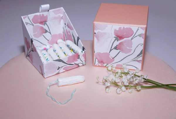Saubere Weiße Baumwolltampons Auf Rosa Hintergrund Mit Einer Schönen Schachtel — Stockfoto