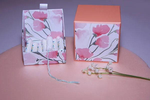 Saubere Weiße Baumwolltampons Einer Schönen Schachtel Tampons Auf Rosa Hintergrund — Stockfoto