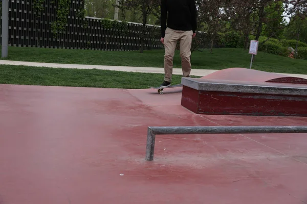 Young Skateboarder Legs Riding Skateboard Skatepark — Stock Photo, Image