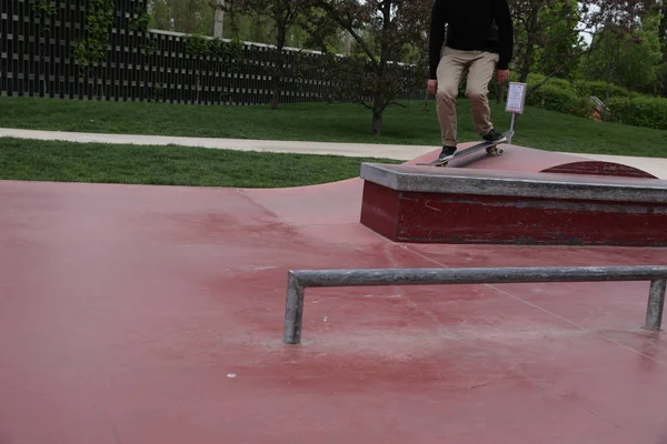 Fiatal Gördeszkás Lábak Lovaglás Gördeszka Skatepark — Stock Fotó