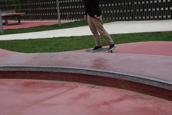 Young Skateboarder Legs Riding Skateboard Skatepark — Stock Photo, Image