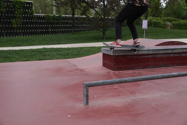 Jovem Skatista Pernas Andar Skate Skatepark — Fotografia de Stock