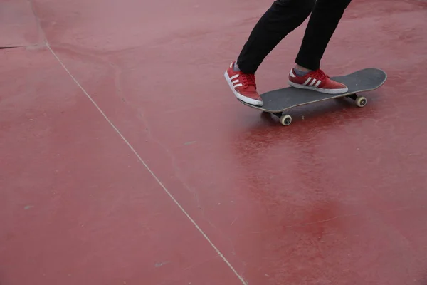 Mladý Americký Skateboardista Nohy Cvičit Skatepark — Stock fotografie