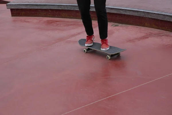 Jonge Skateboarder Benen Oefenen Skatepark — Stockfoto
