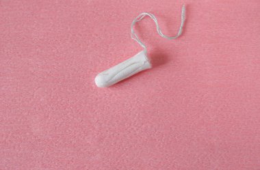Pembe arka plan üzerinde temiz beyaz pamuk tampon. Izole. Kopya alanı. Adet. Dönemlerde Kadın Hijyeni, güzellik bakımı.