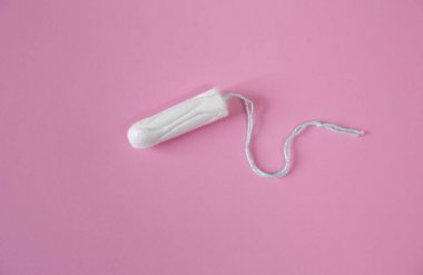 Pembe arka plan üzerinde temiz beyaz pamuk tampon. Izole. Kopya alanı. Adet. Dönemlerde Kadın Hijyeni, güzellik bakımı.