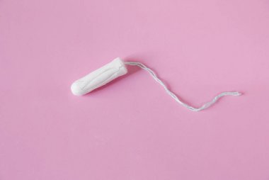 Pembe arka plan üzerinde temiz beyaz pamuk tampon. Izole. Kopya alanı. Adet. Dönemlerde Kadın Hijyeni, güzellik bakımı.